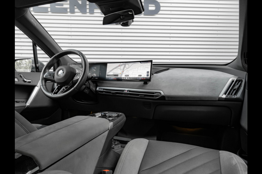 BMW iX xDrive60 112kWh - M-Sport - Trekhaak - ACC - M-Zetels - Head-up - Harman Kardon