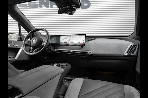 BMW iX xDrive60 112kWh - M-Sport - Trekhaak - ACC - M-Zetels - Head-up - Harman Kardon
