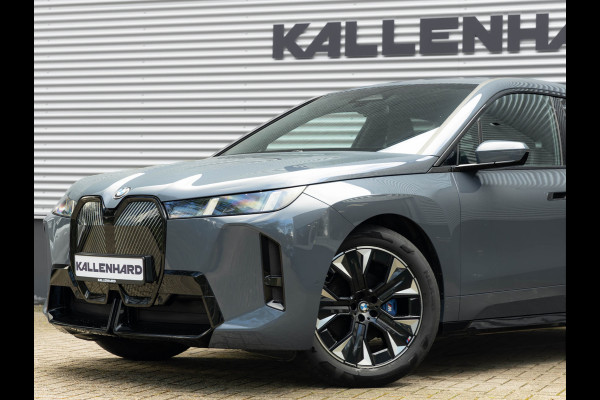 BMW iX xDrive60 112kWh - M-Sport - Trekhaak - ACC - M-Zetels - Head-up - Harman Kardon