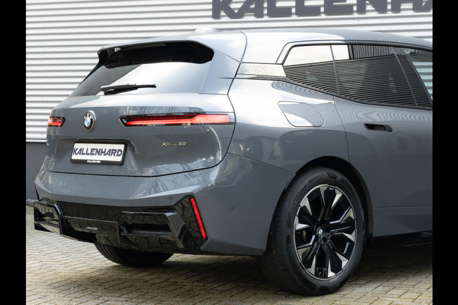 BMW iX xDrive60 112kWh - M-Sport - Trekhaak - ACC - M-Zetels - Head-up - Harman Kardon