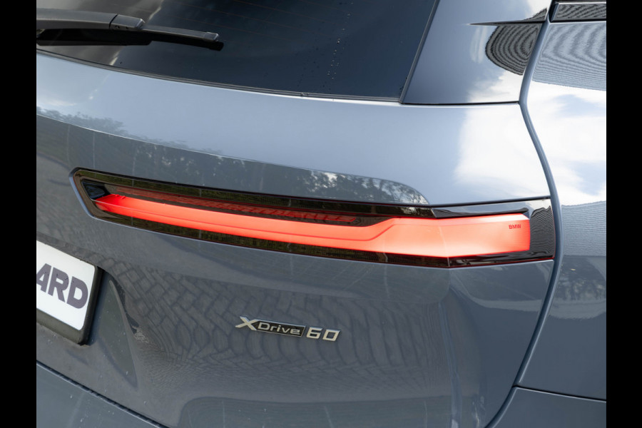 BMW iX xDrive60 112kWh - M-Sport - Trekhaak - ACC - M-Zetels - Head-up - Harman Kardon