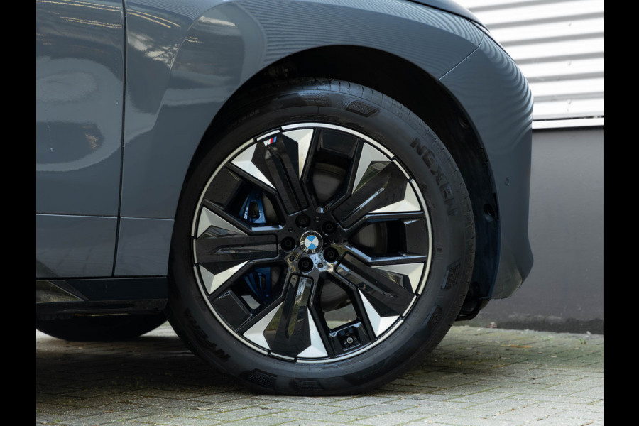 BMW iX xDrive60 112kWh - M-Sport - Trekhaak - ACC - M-Zetels - Head-up - Harman Kardon
