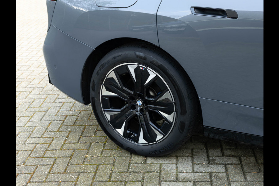 BMW iX xDrive60 112kWh - M-Sport - Trekhaak - ACC - M-Zetels - Head-up - Harman Kardon