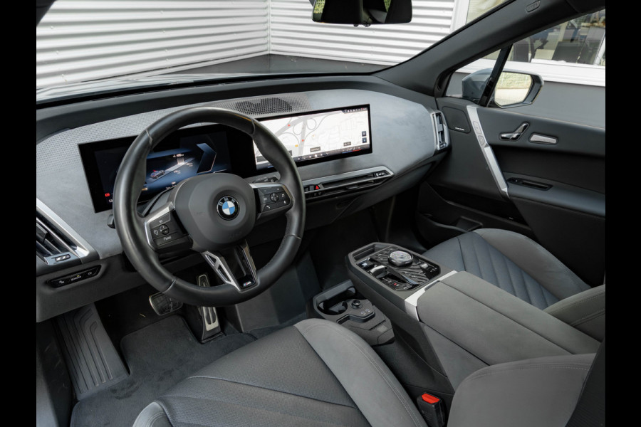 BMW iX xDrive60 112kWh - M-Sport - Trekhaak - ACC - M-Zetels - Head-up - Harman Kardon
