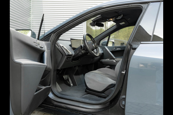 BMW iX xDrive60 112kWh - M-Sport - Trekhaak - ACC - M-Zetels - Head-up - Harman Kardon