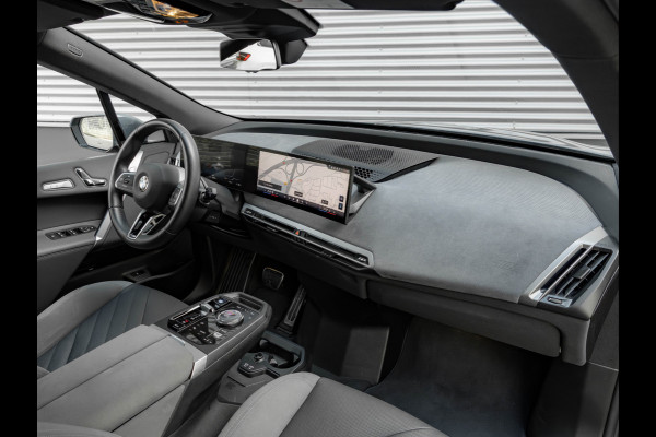 BMW iX xDrive60 112kWh - M-Sport - Trekhaak - ACC - M-Zetels - Head-up - Harman Kardon