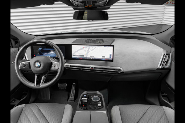 BMW iX xDrive60 112kWh - M-Sport - Trekhaak - ACC - M-Zetels - Head-up - Harman Kardon
