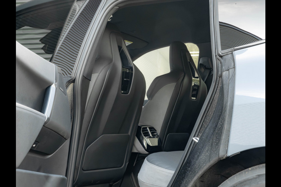 BMW iX xDrive60 112kWh - M-Sport - Trekhaak - ACC - M-Zetels - Head-up - Harman Kardon