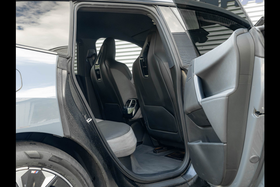 BMW iX xDrive60 112kWh - M-Sport - Trekhaak - ACC - M-Zetels - Head-up - Harman Kardon