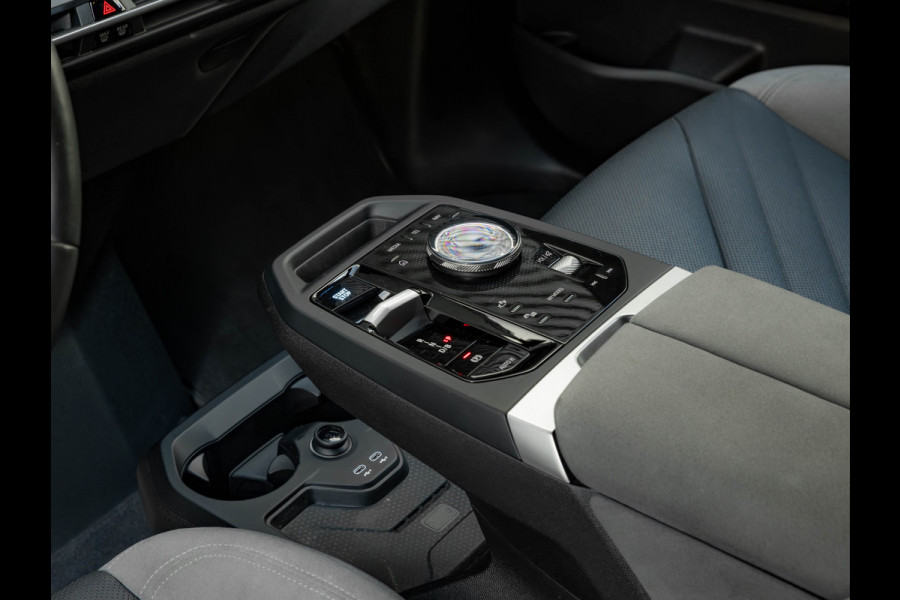 BMW iX xDrive60 112kWh - M-Sport - Trekhaak - ACC - M-Zetels - Head-up - Harman Kardon