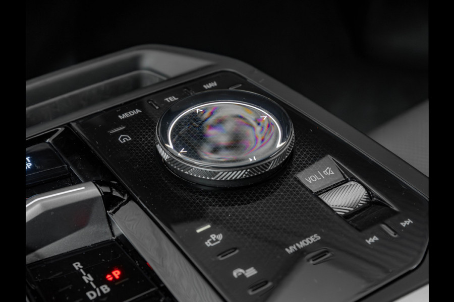 BMW iX xDrive60 112kWh - M-Sport - Trekhaak - ACC - M-Zetels - Head-up - Harman Kardon