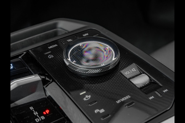 BMW iX xDrive60 112kWh - M-Sport - Trekhaak - ACC - M-Zetels - Head-up - Harman Kardon