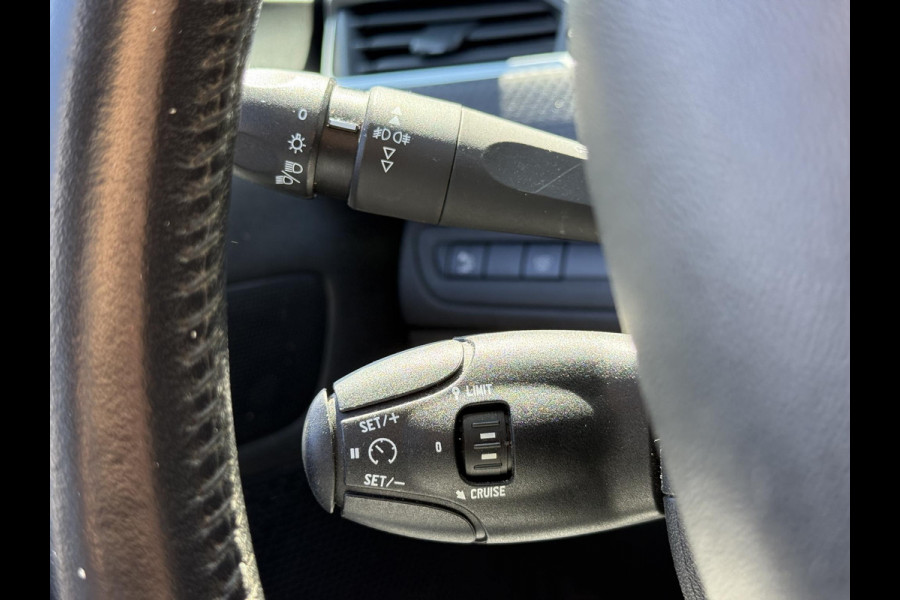 Peugeot 2008 1.2 PureTech Blue Lion 2e Eigenaar|Navi|Pano|Carplay|D-riem vv in 2024|Trekhaak|Airco|Cruise|PDC|N.A.P|APK tot 02-2027