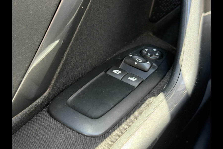 Peugeot 2008 1.2 PureTech Blue Lion 2e Eigenaar|Navi|Pano|Carplay|D-riem vv in 2024|Trekhaak|Airco|Cruise|PDC|N.A.P|APK tot 02-2027