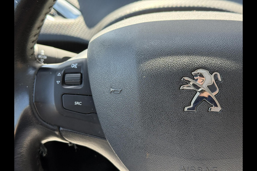 Peugeot 2008 1.2 PureTech Blue Lion 2e Eigenaar|Navi|Pano|Carplay|D-riem vv in 2024|Trekhaak|Airco|Cruise|PDC|N.A.P|APK tot 02-2027