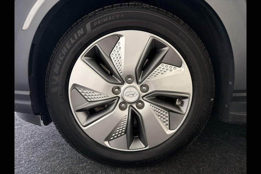 Hyundai Kona EV Premium 64 kWh | Voorstoelen verwarmd & gekoeld | Trekhaak | Warmtepomp | Soh (batterijcheck) Waarde 90,4 %
