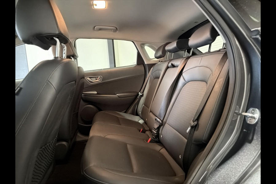Hyundai Kona EV Premium 64 kWh | Voorstoelen verwarmd & gekoeld | Trekhaak | Warmtepomp | Soh (batterijcheck) Waarde 90,4 %