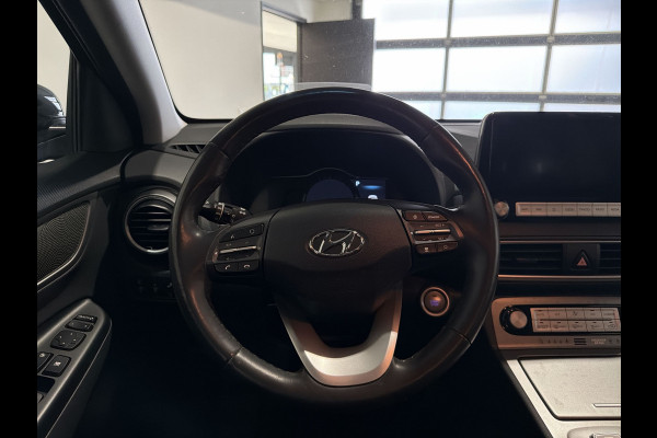 Hyundai Kona EV Premium 64 kWh | Voorstoelen verwarmd & gekoeld | Trekhaak | Warmtepomp | Soh (batterijcheck) Waarde 90,4 %