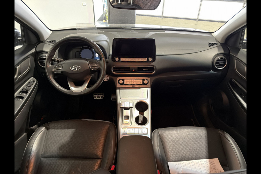 Hyundai Kona EV Premium 64 kWh | Voorstoelen verwarmd & gekoeld | Trekhaak | Warmtepomp | Soh (batterijcheck) Waarde 90,4 %