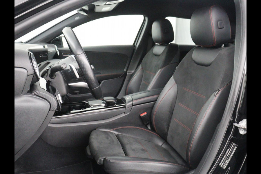 Mercedes-Benz A-Klasse 200 Business Solution AMG | Stoelverwarming | Carplay | Leder/Alcantara | Camera | Sfeerverlichting | Park Assist | Climate control | Full LED | Bluetooth | Cruise control