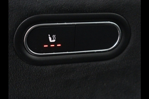 Mercedes-Benz A-Klasse 200 Business Solution AMG | Stoelverwarming | Carplay | Leder/Alcantara | Camera | Sfeerverlichting | Park Assist | Climate control | Full LED | Bluetooth | Cruise control