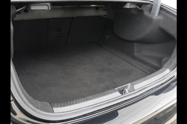 Mercedes-Benz A-Klasse 200 Business Solution AMG | Stoelverwarming | Carplay | Leder/Alcantara | Camera | Sfeerverlichting | Park Assist | Climate control | Full LED | Bluetooth | Cruise control