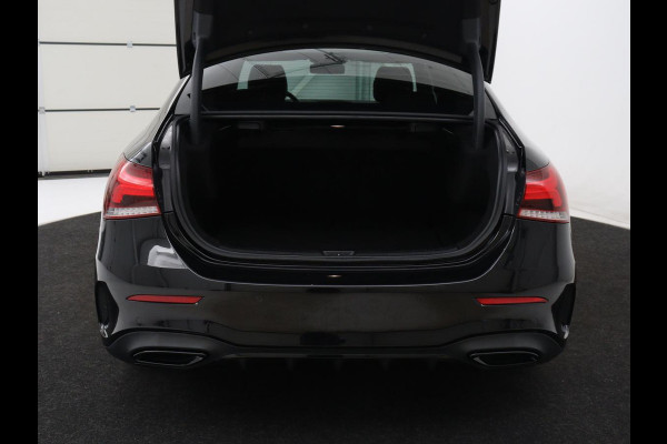 Mercedes-Benz A-Klasse 200 Business Solution AMG | Stoelverwarming | Carplay | Leder/Alcantara | Camera | Sfeerverlichting | Park Assist | Climate control | Full LED | Bluetooth | Cruise control
