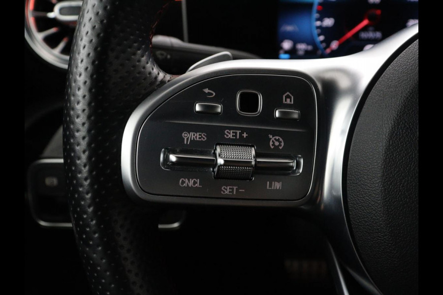 Mercedes-Benz A-Klasse 200 Business Solution AMG | Stoelverwarming | Carplay | Leder/Alcantara | Camera | Sfeerverlichting | Park Assist | Climate control | Full LED | Bluetooth | Cruise control