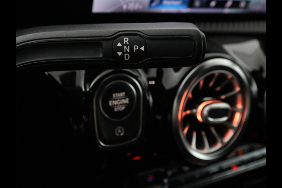 Mercedes-Benz A-Klasse 200 Business Solution AMG | Stoelverwarming | Carplay | Leder/Alcantara | Camera | Sfeerverlichting | Park Assist | Climate control | Full LED | Bluetooth | Cruise control