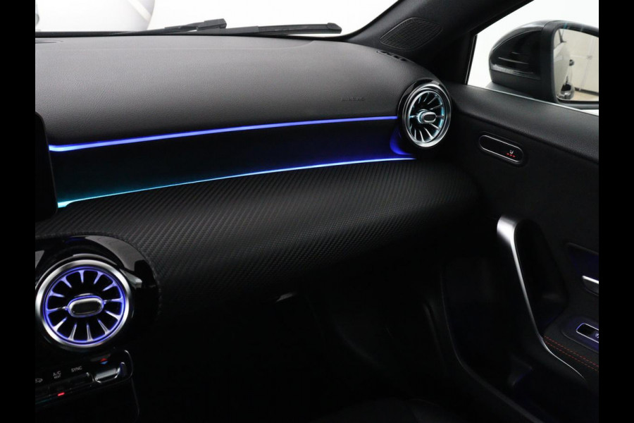 Mercedes-Benz A-Klasse 200 Business Solution AMG | Stoelverwarming | Carplay | Leder/Alcantara | Camera | Sfeerverlichting | Park Assist | Climate control | Full LED | Bluetooth | Cruise control
