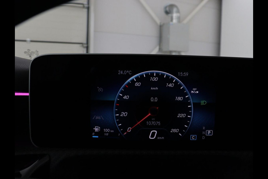 Mercedes-Benz A-Klasse 200 Business Solution AMG | Stoelverwarming | Carplay | Leder/Alcantara | Camera | Sfeerverlichting | Park Assist | Climate control | Full LED | Bluetooth | Cruise control