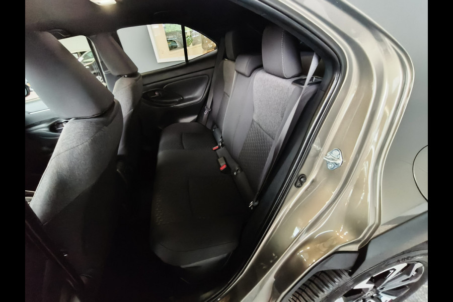 Toyota Yaris Cross 1.5 Hybrid 115 First Edition Rijklaar + Fabrieksgarantie Henk Jongen Auto's in Helmond,  al 50 jaar service zoals 't hoort!