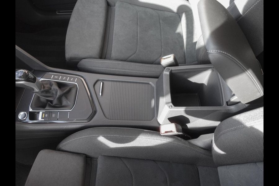 Volkswagen Tiguan 1.5 TSI 150pk DSG Elegance Navigatie Apple Carplay / Android Auto Parkeersensoren Camera Adaptieve Cruise Control Stuur-en stoelverwarming Matrix LED-koplampen Virtual Cockpit Getinte ramen Climate Control ErgoActive stoelen