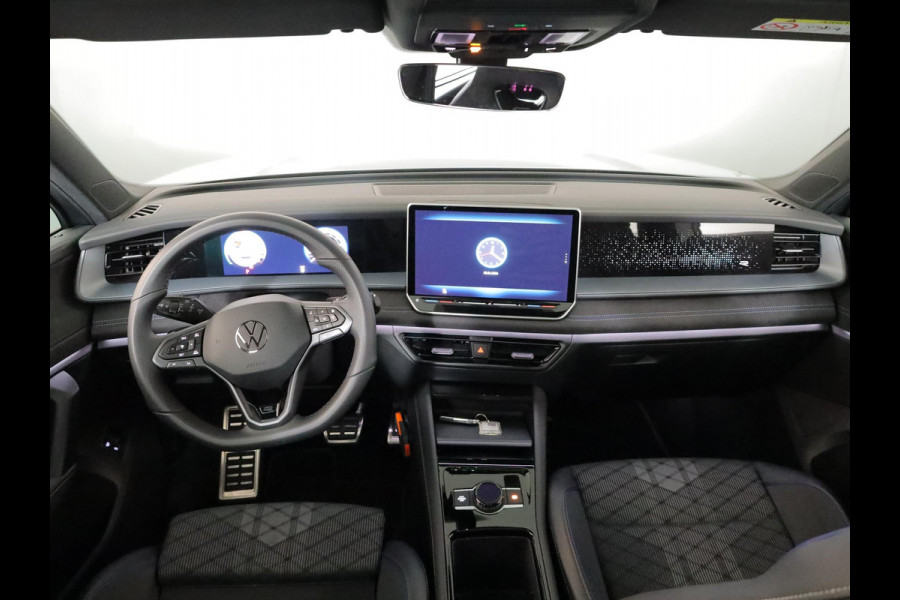 Volkswagen Tayron 1.5 eHybrid R-Line Edition 204 pk Automaat (DSG) | Verlengde garantie | Navigatie | Panoramadak | Trekhaak (wegklapbaar) | Parkeersensoren (Park assist) | Rondomzicht camera | Stoelverwarming | R-Line |
