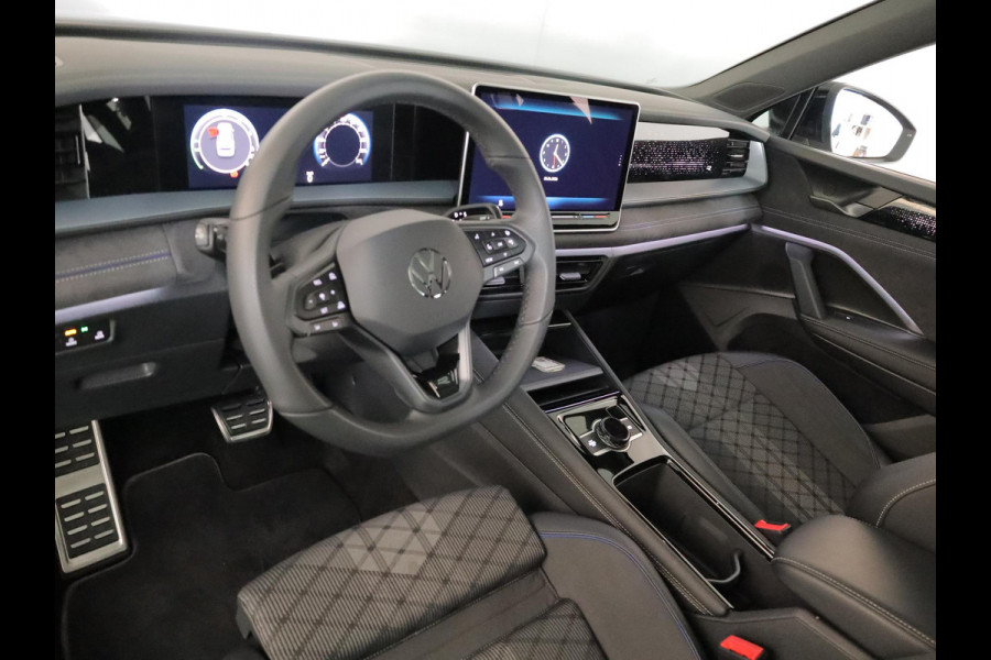 Volkswagen Tayron 1.5 eHybrid R-Line Edition 204 pk Automaat (DSG) | Verlengde garantie | Navigatie | Panoramadak | Trekhaak (wegklapbaar) | Parkeersensoren (Park assist) | Rondomzicht camera | Stoelverwarming | R-Line |