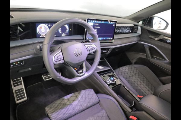 Volkswagen Tayron 1.5 eHybrid R-Line Edition 204 pk Automaat (DSG) | Verlengde garantie | Navigatie | Panoramadak | Trekhaak (wegklapbaar) | Parkeersensoren (Park assist) | Rondomzicht camera | Stoelverwarming | R-Line |