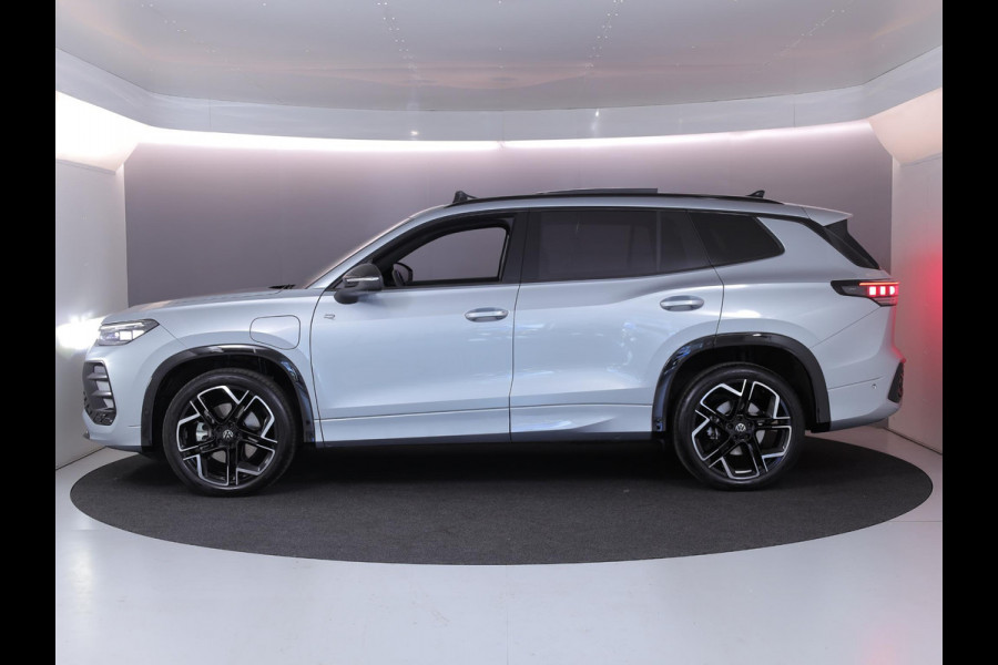 Volkswagen Tayron 1.5 eHybrid R-Line Edition 204 pk Automaat (DSG) | Verlengde garantie | Navigatie | Panoramadak | Trekhaak (wegklapbaar) | Parkeersensoren (Park assist) | Rondomzicht camera | Stoelverwarming | R-Line |