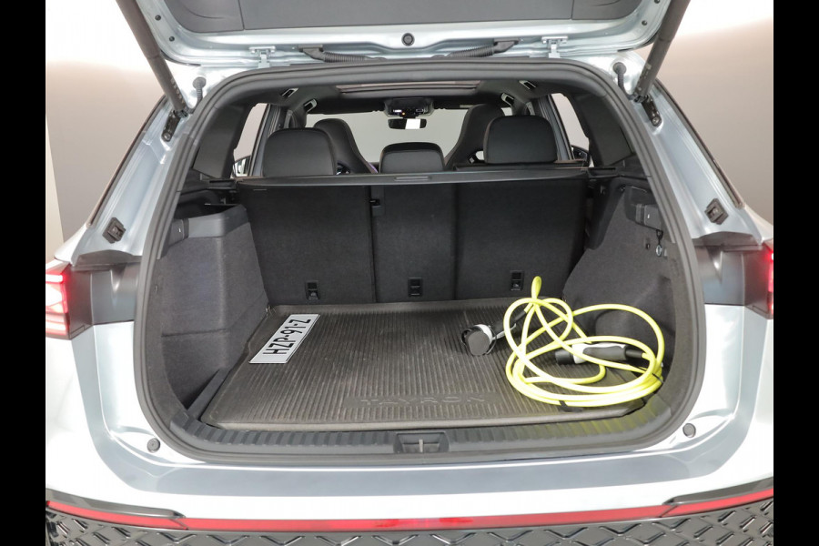 Volkswagen Tayron 1.5 eHybrid R-Line Edition 204 pk Automaat (DSG) | Verlengde garantie | Navigatie | Panoramadak | Trekhaak (wegklapbaar) | Parkeersensoren (Park assist) | Rondomzicht camera | Stoelverwarming | R-Line |