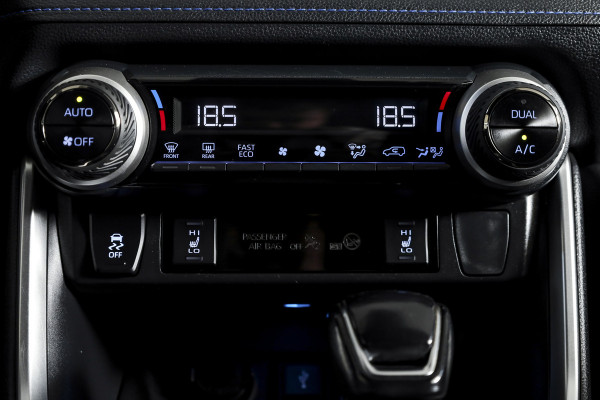 Toyota RAV4 2.5 Hybrid Bi-Tone | Adapt. Cruise | Winterpakket | PDC | Camera | App. Connect | ECC | Elek. Klep | Afn. Trekhaak | LM 18" |