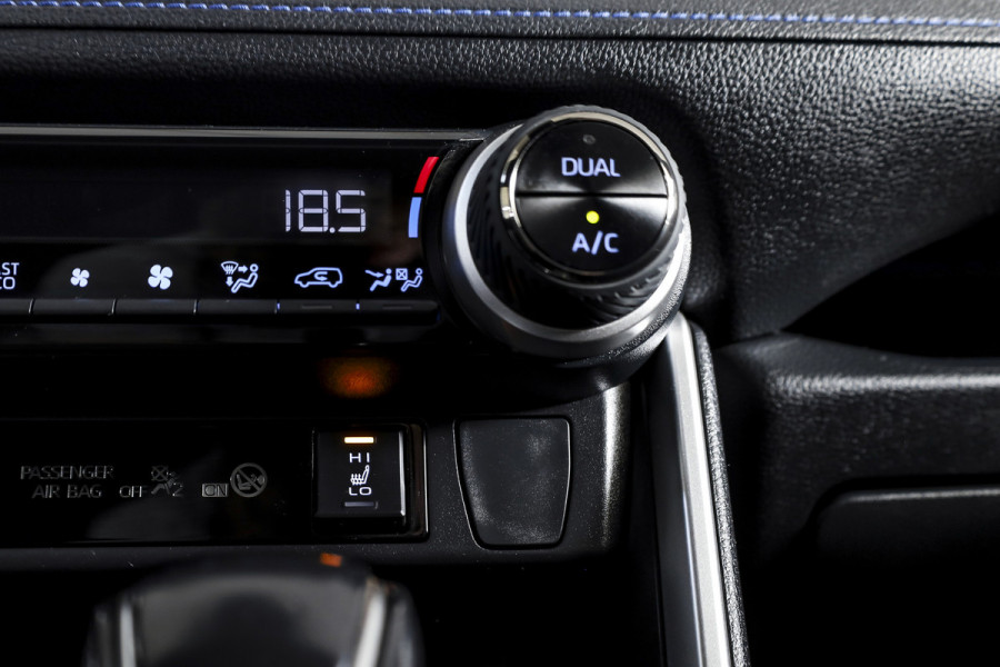 Toyota RAV4 2.5 Hybrid Bi-Tone | Adapt. Cruise | Winterpakket | PDC | Camera | App. Connect | ECC | Elek. Klep | Afn. Trekhaak | LM 18" |