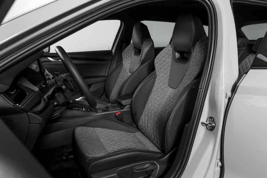 Škoda Octavia Combi 1.5 TSI MHEV 150 PK Sportline Tour | Elek. Trekhaak | Matrix Led | Adapt. Cruise | Winterpakket | 13 inch Navi | Camera | NAV + App. Connect | ECC | Elek. Klep | LM 18" |