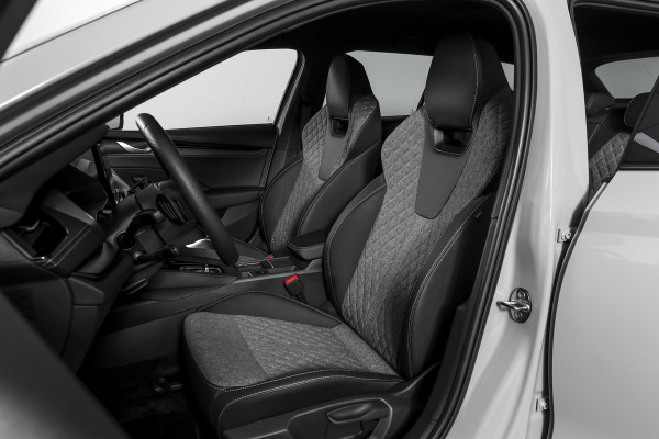 Škoda Octavia Combi 1.5 TSI MHEV 150 PK Sportline Tour | Elek. Trekhaak | Matrix Led | Adapt. Cruise | Winterpakket | 13 inch Navi | Camera | NAV + App. Connect | ECC | Elek. Klep | LM 18" |