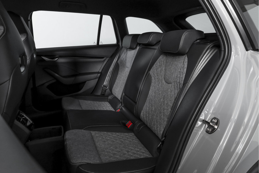 Škoda Octavia Combi 1.5 TSI MHEV 150 PK Sportline Tour | Elek. Trekhaak | Matrix Led | Adapt. Cruise | Winterpakket | 13 inch Navi | Camera | NAV + App. Connect | ECC | Elek. Klep | LM 18" |