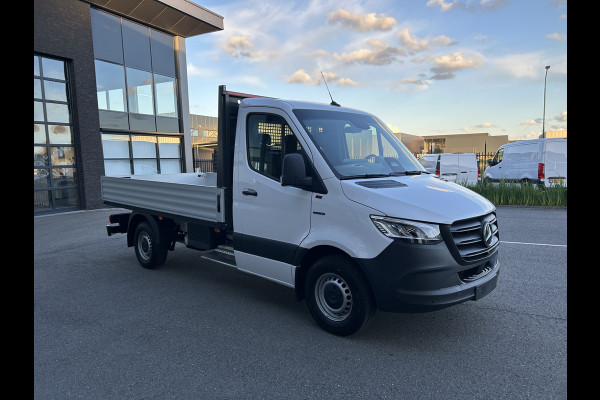 Mercedes-Benz eSprinter 320 L2 Select 81kWh / Snel laden 115kw / Open laadbak / Trekhaak / Distronic / MBUX / Smartphone-intergratie / Camera