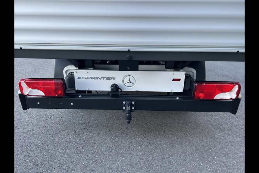 Mercedes-Benz eSprinter 320 L2 Select 81kWh / Snel laden 115kw / Open laadbak / Trekhaak / Distronic / MBUX / Smartphone-intergratie / Camera
