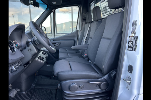 Mercedes-Benz eSprinter 320 L2 Select 81kWh / Snel laden 115kw / Open laadbak / Trekhaak / Distronic / MBUX / Smartphone-intergratie / Camera