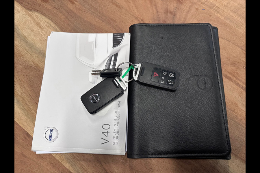 Volvo V40 1.5 T3 Polar+ Sport R-DESIGN / DOH / AUTO / PANO / NAP