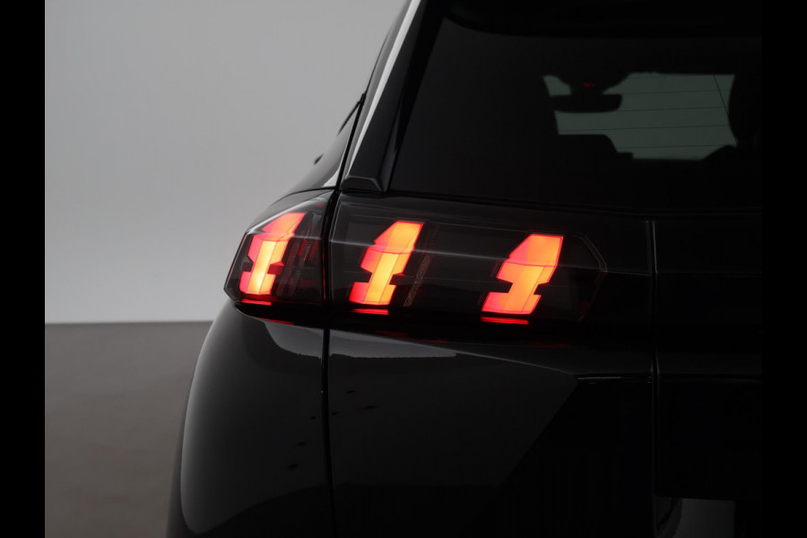 Peugeot e-2008 EV GT 50 kWh 3-FASE + ADAPTIVE CRUISE | PANORAMA | STOELVERW. | 18 INCH | 92% SOH | LEDER/ALCANTARA