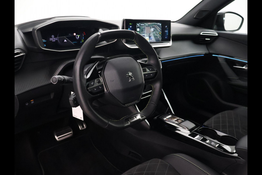 Peugeot e-2008 EV GT 50 kWh 3-FASE + ADAPTIVE CRUISE | PANORAMA | STOELVERW. | 18 INCH | 92% SOH | LEDER/ALCANTARA