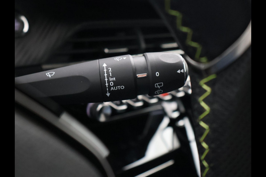 Peugeot e-2008 EV GT 50 kWh 3-FASE + ADAPTIVE CRUISE | PANORAMA | STOELVERW. | 18 INCH | 92% SOH | LEDER/ALCANTARA